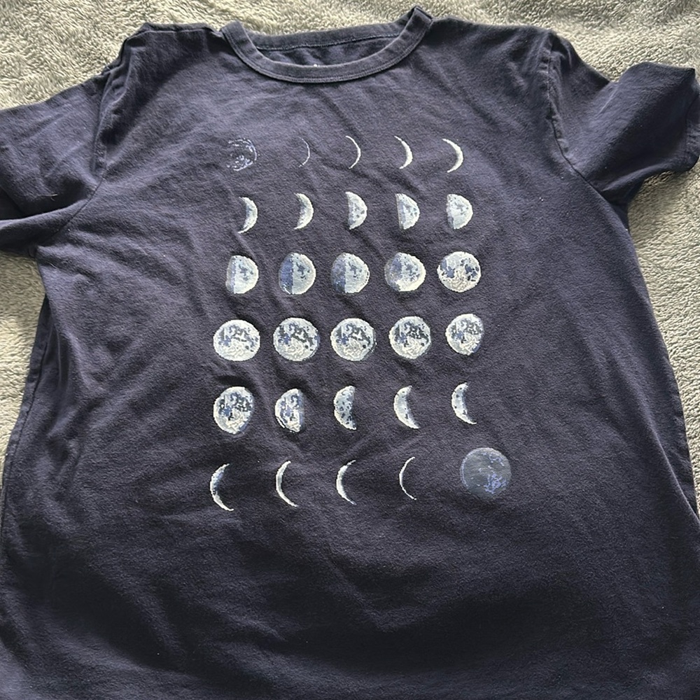 💰BOGO, 1 EQUAL OR LESSER PRICE💰 Gap Kids Graphic T, Moon Phases, Navy Uniform - Picture 2 of 14